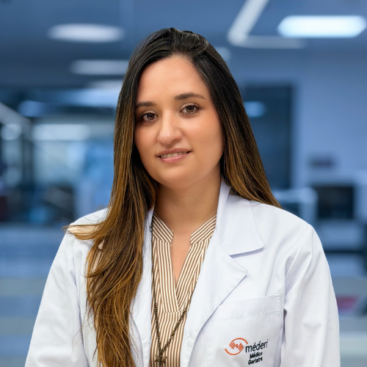 Fotografía oficial de la Dra. Yoly Alejandra Ibarra Chacón, médica geriatra y líder del programa perioperatorio en Méderi