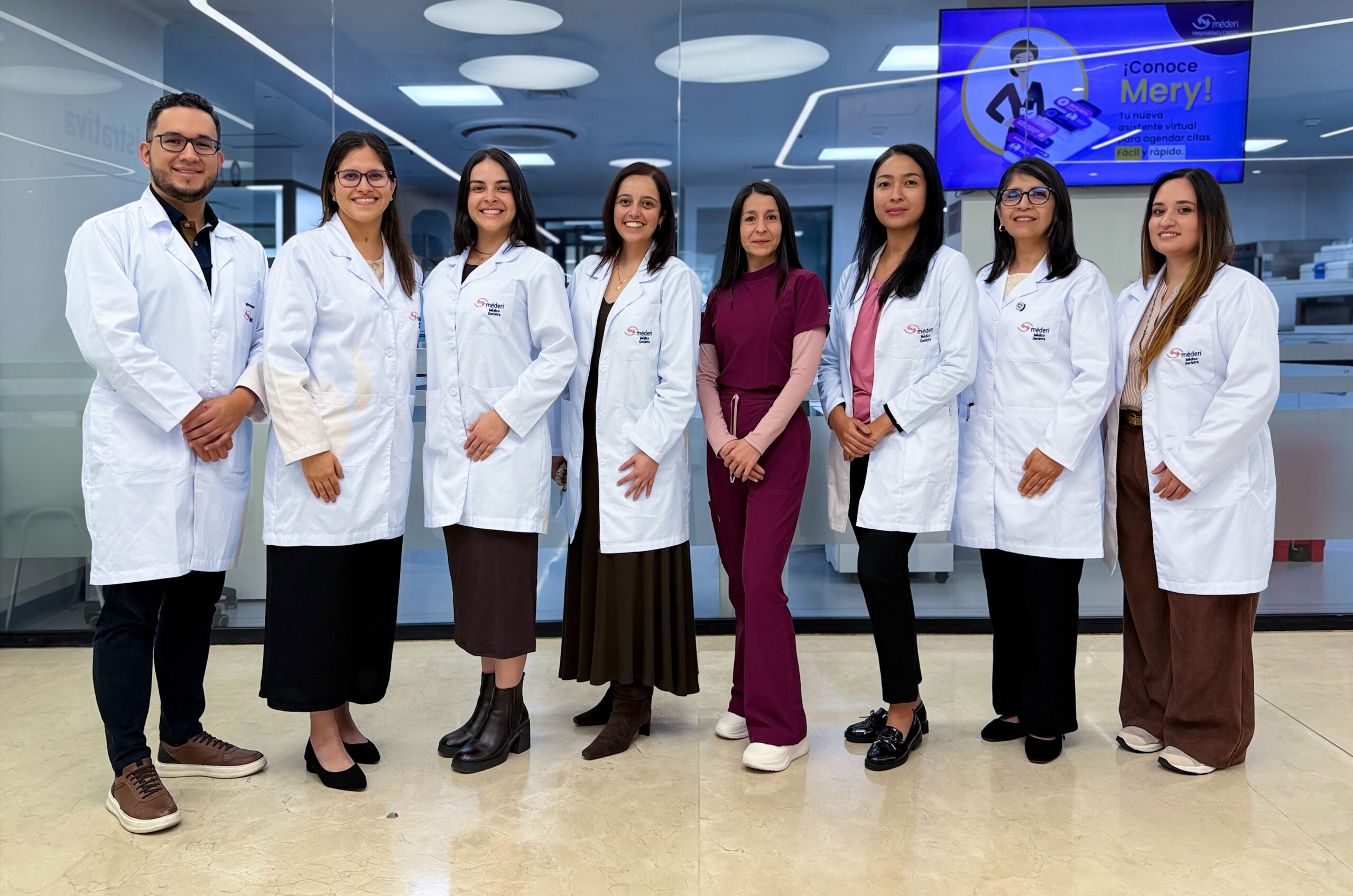 Equipo de profesionales de la salud del Instituto Méderi del Envejecimiento y Longevidad en las instalaciones hospitalarias